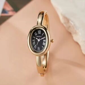 Baignoire Gold Oval Watch with Black Dial
